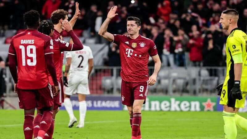 Lewandowski lập hattrick cho Bayern Munich